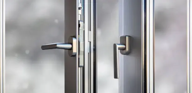 Detalle de herrajes y manijas de aluminio