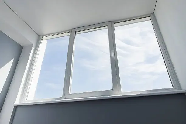 Ventana de aluminio blanco de tres paños con vista al cielo