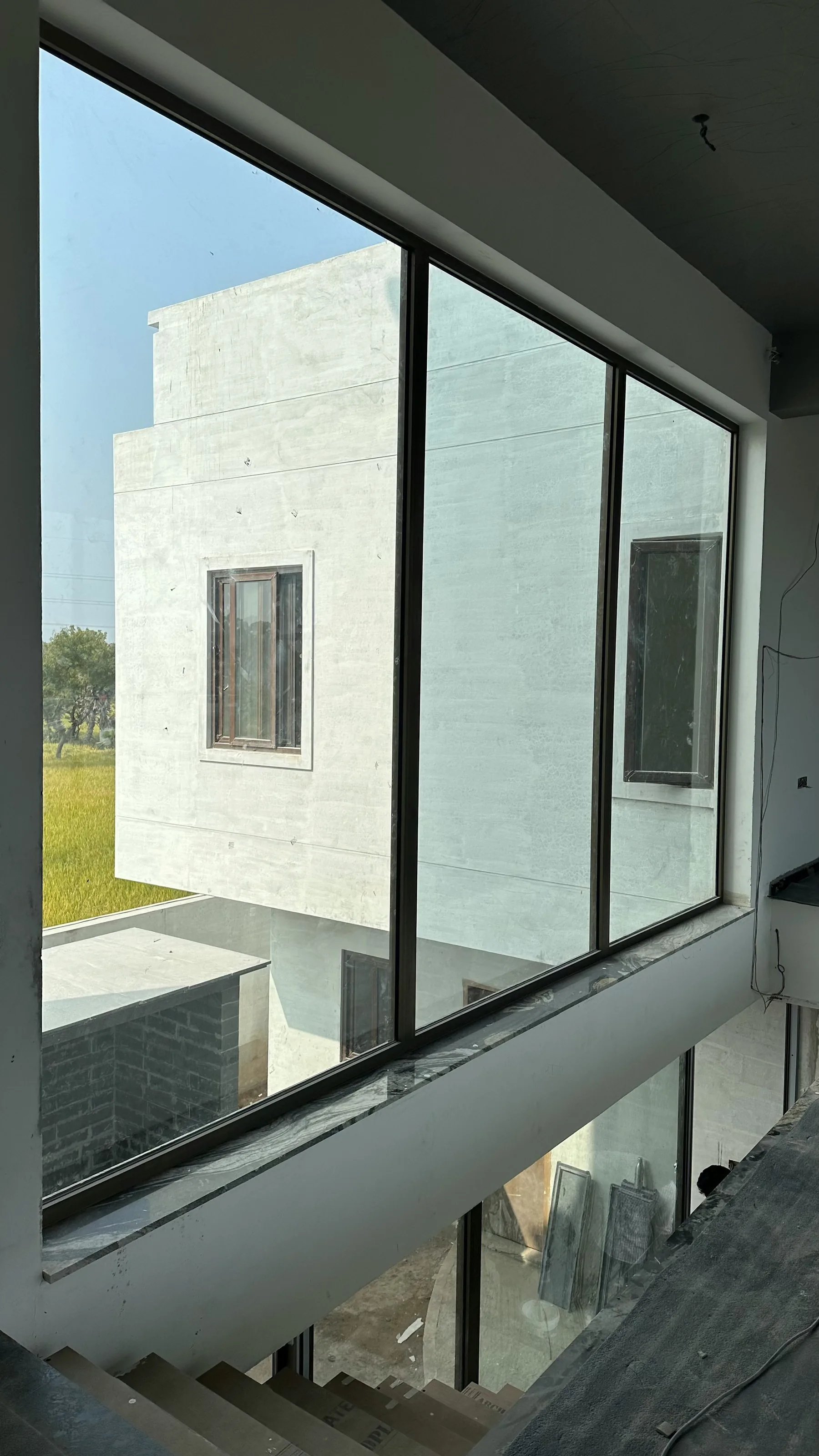 Paño fijo vidriado de gran formato instalado en obra