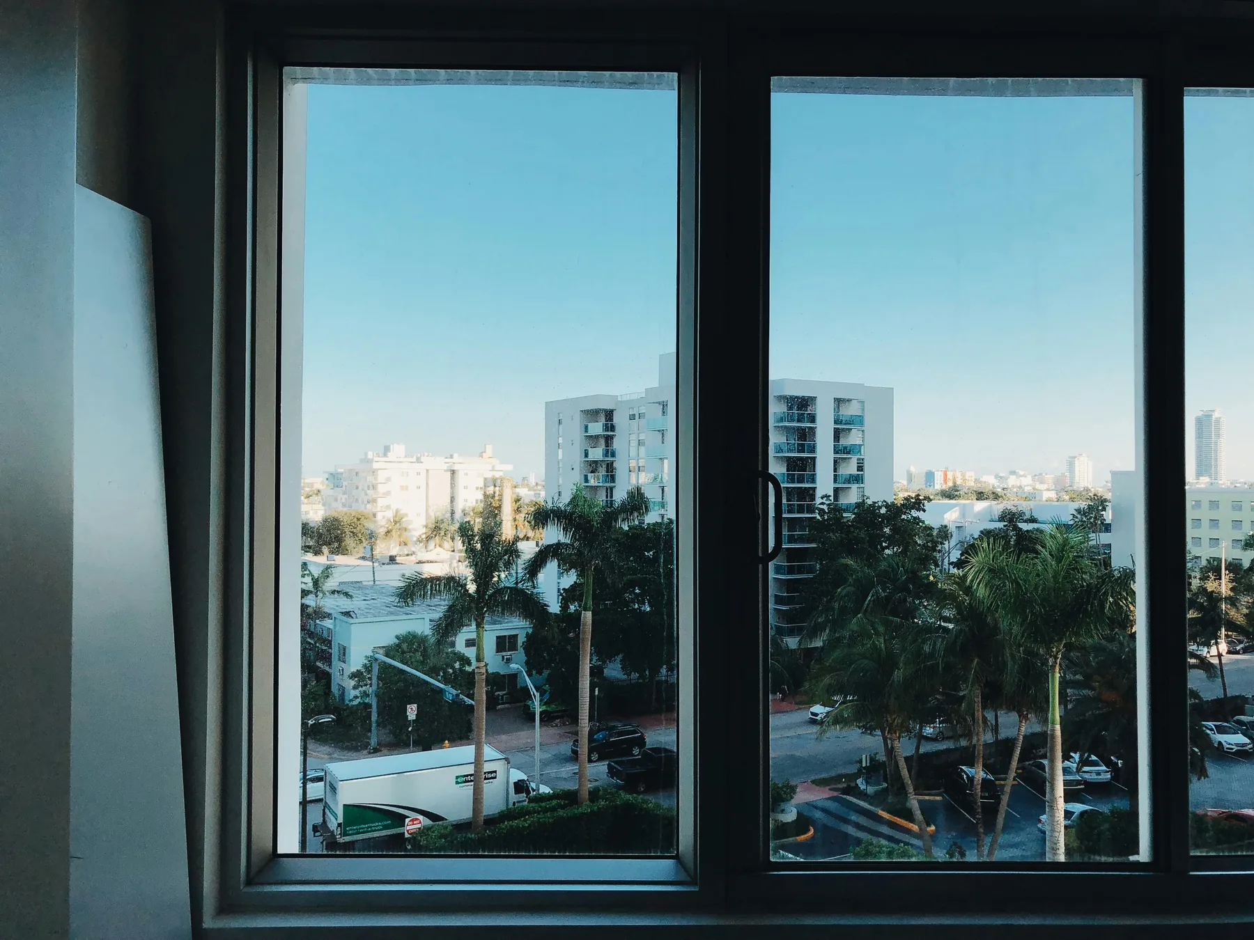 Ventana de aluminio con vista al exterior